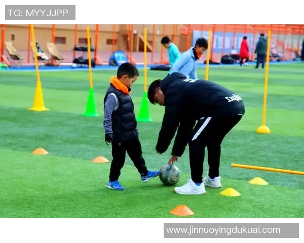 踢足球出门的乐趣与技巧分享，助你成为球场上的明星球员